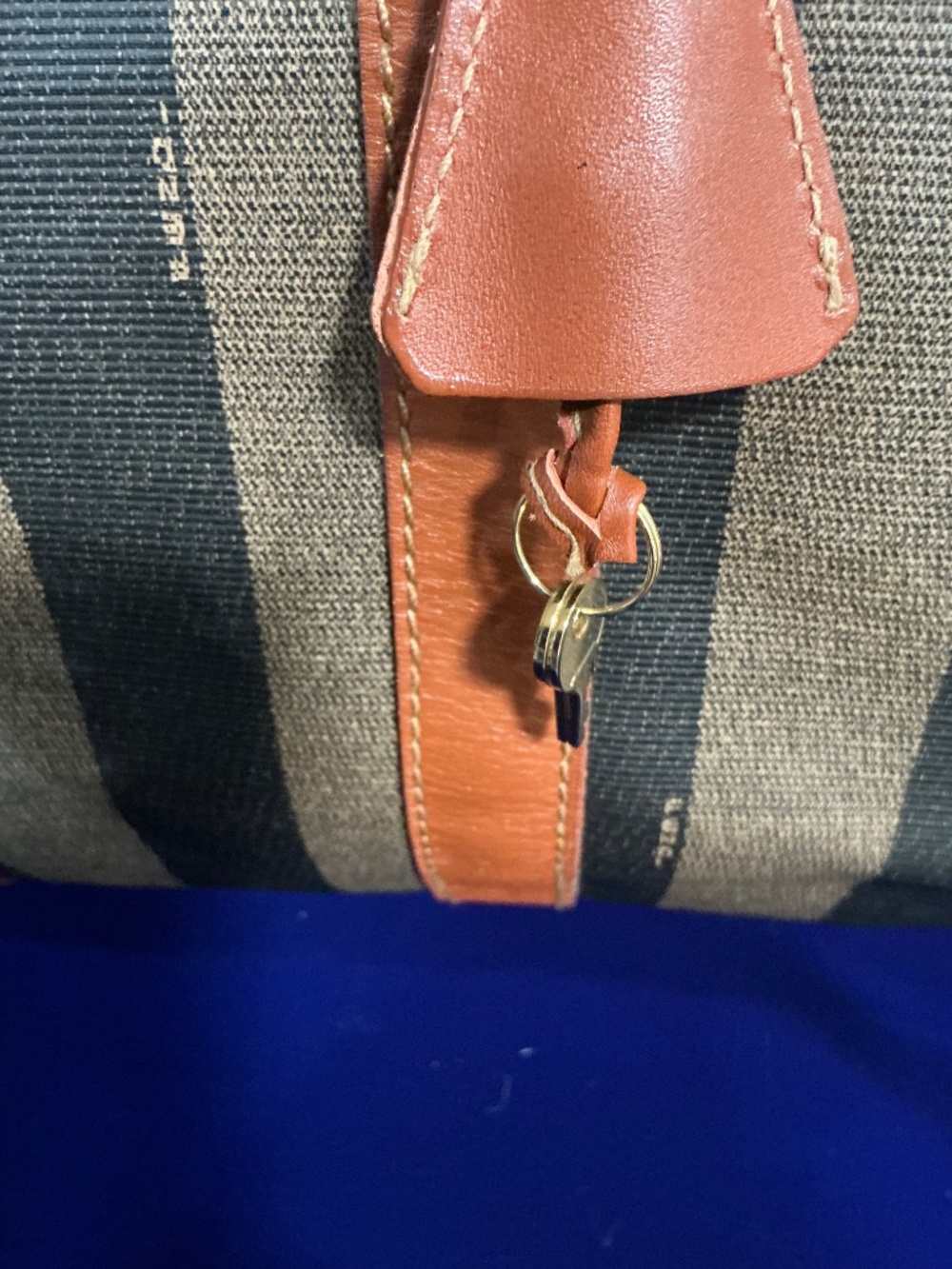 Vintage Authentic Fendi Pequin dufflel bag with shoulder strap - Picture 4 of 16